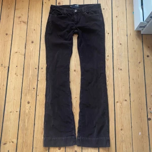 lågmidjade bootcut - lågmidjade bootcut manchesterbyxor, mörkbruna. midjemått 42, innerbenslängd 83