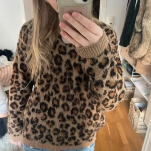 Stickad leopard tröja - Supersnygg tröja ifrån hm, Använd men i fint skick! Storlek 170, men sitter som S eller mindre M