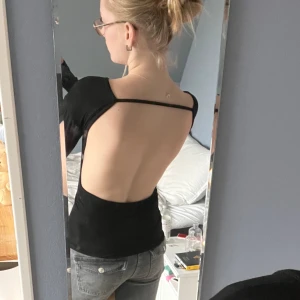 Design By Si topp - Säljer min design by si Leah blouse. Öppen i ryggen med ett rund band vid axlarna så att den inte åker ner. 💕 Skriv gärna vid frågor😊Priset går att diskutera