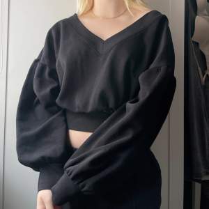 Säljer nu denna svarta tröjan då jag inte tycker om hur den sitter på mig. Tröjan är använd ett fåtal gånger och är därmed i väldigt fint skick.🖤