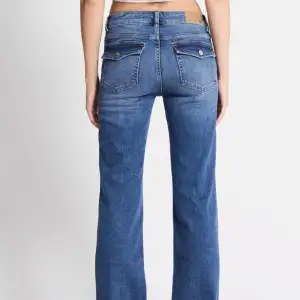 Helt nya jeans från lager 157 med fina fickor bak. Säljer då jag aldrig får andvändning av de och dem är endast provade. Nypris 400 säljer för 250 