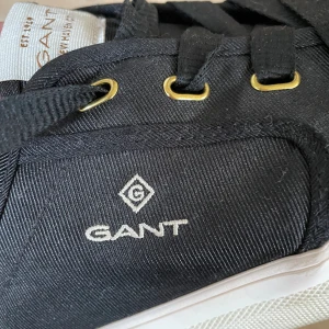 GANT sneakers - Mörkblåa Gant sneakers i textil i fint skick.  