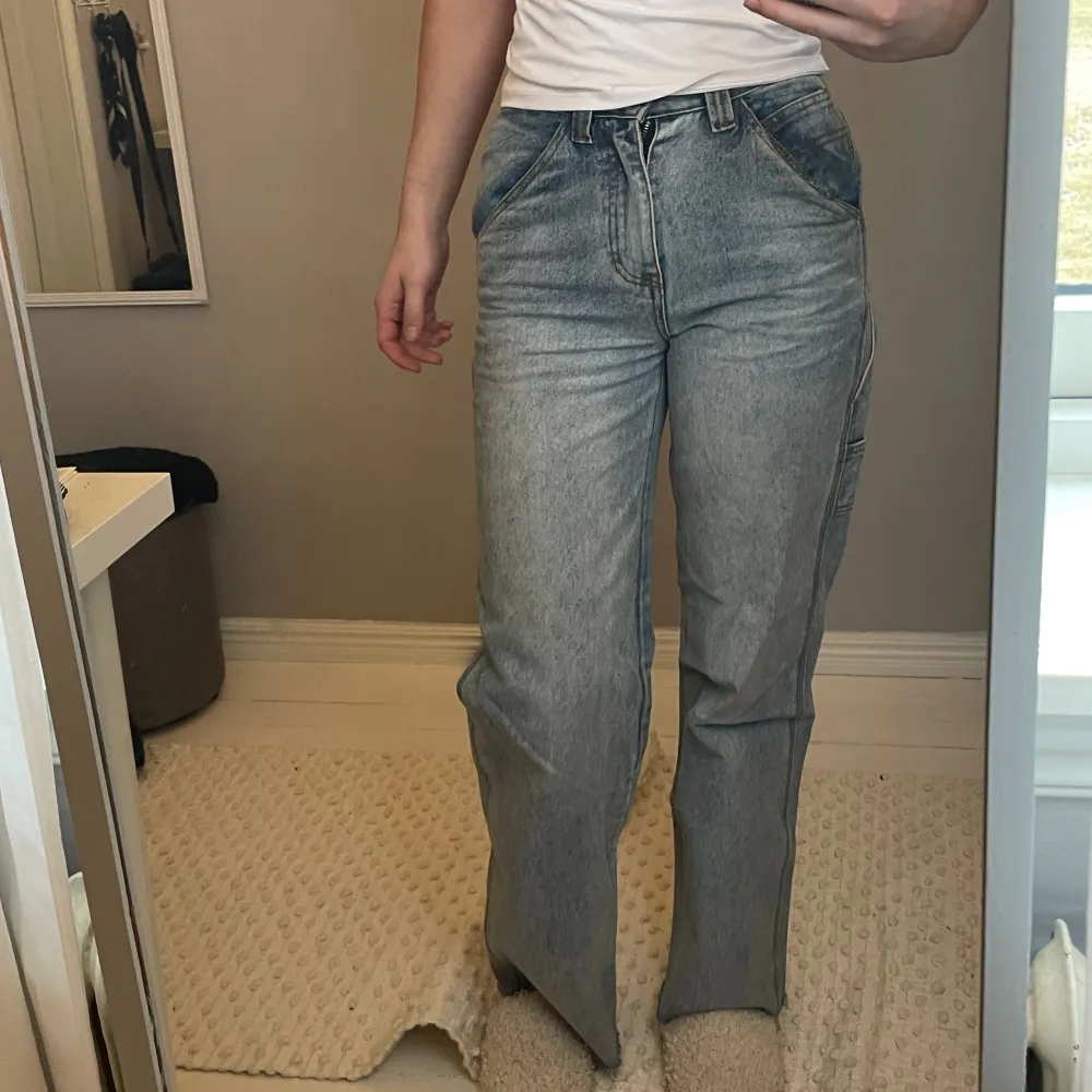 Blåa jeans i nyskick. Storlek s, innerbenslängd 80cm. Jeans & Byxor.