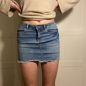 Jeans kjol - Säljs pga ingen användning.  Fin jeanskjol som är använd fåtal gånger och fortfarande i bra skick!  Den är lite uppdragen på bilden så lite längre om man drar ner den. Även rätt så stretchig.  110kr+frakt 