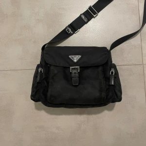 Prada väska - Vintage Prada Axelväska i bra skick för sin ålder. 