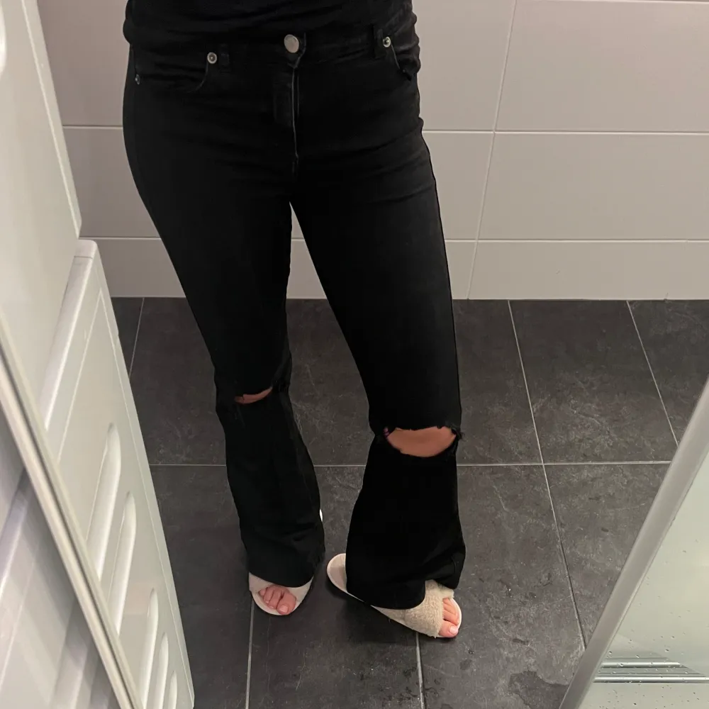 Säljer som här superfina mid rise dr. Denim jeansen med hål på knäna💗 Jag är 165 och på mig sitter som perfekt i längden och i midjan,, dom är i väldigt stretchigt och skönt material😊 700kr nypris jag säljer för 400❣️ Nyskick🫶🏼 Priset kan diskuteras🥰. Jeans & Byxor.