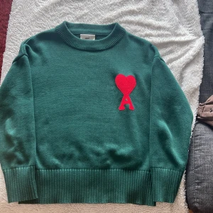 Ami Paris övertröja - Grön ami Paris övertröja. Köpt på sen sommaren men nu har jag växt ur den. Står S i skulle säga att den passar xs. Den är ganska slim fit