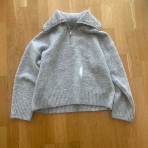 Stickad tröja - En superfin grå stickad tröja med dragkedja från bershka. Endast använd en gång och därför i fint skick. Grattis frakt!!