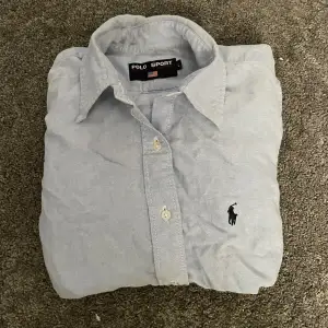 Hej säljer en Ralph Lauren skjorta den är i L men passar S-XS. Skick 7/10 en knapp har gått av. Priset kan diskuteras. Lägg pris