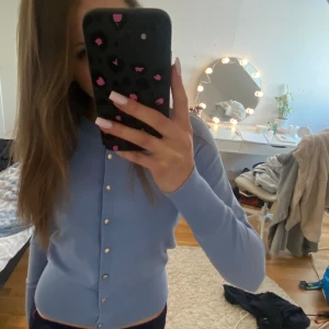 Kofta - Supergullig kofta från holly&white(Lindex) den nedersta knappen åker lätt upp så har sytt den lite men det går lätt att ta bort