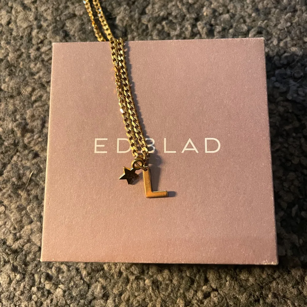 Säljer detta jätte fina guldiga halsband ifrån Alvaz!!🙏🏻❤️ Sjukt snyggt men kommer tyvärr inte till användning. Accessoarer.