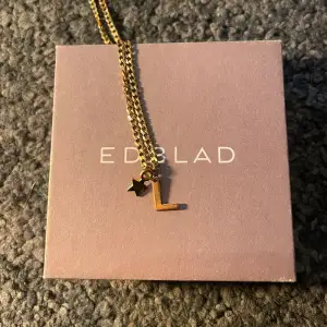 Säljer detta jätte fina guldiga halsband ifrån Alvaz!!🙏🏻❤️ Sjukt snyggt men kommer tyvärr inte till användning