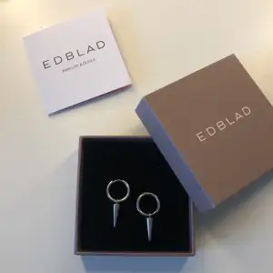 Säljer dessa trendiga silver-örhängena från Edblad! Tvättas såklart innan dom skickas. Säljer då jag inte använder silver längre❤️