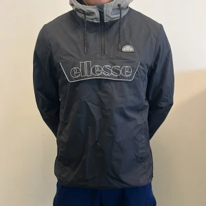 Vårjacka  - Bra skick förutom hål i söm i armhålan som går att laga. Reflex luva Storlek: M