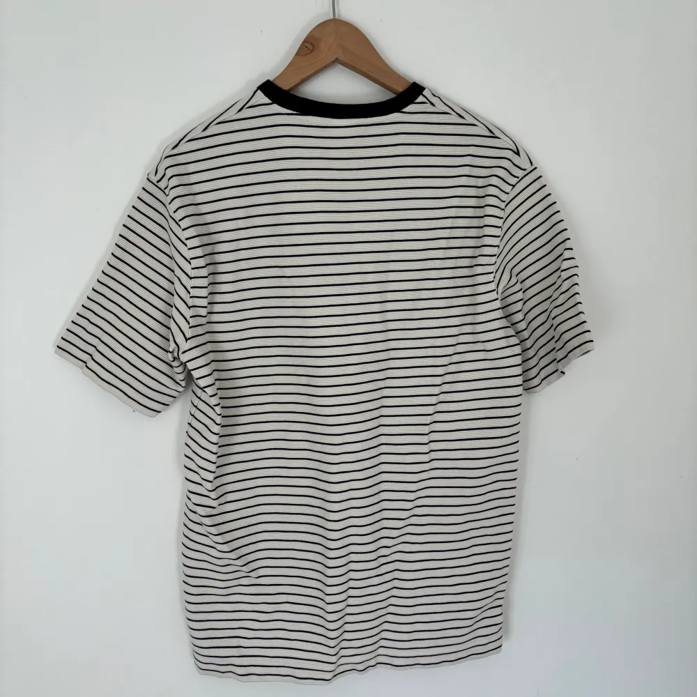 Säljer denna snygga t-shirten från Zara Oslo. En perfekt t-shirt nu när sommaren är runt hörnet. T-shirten är i ett toppskick och tveka inte med att ställa en fråga! Original pris 399 NOK. T-shirts.
