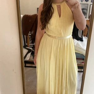 Balklänning  - En så snygg balklänning från asos i så bra skick!!💕