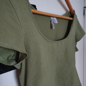 Croptop - Grön croptop, färgen är lite mer vibrant än på bilden (min kamera hade svårt att fånga upp) 