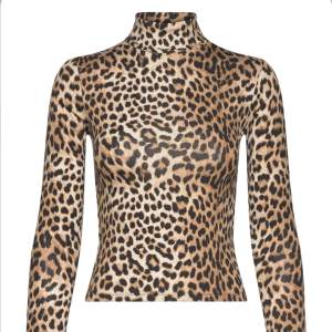 Oanvänd leopard topp med prislappen kvar i strl S🌸