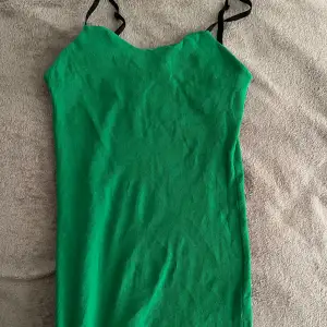 Jätte fin tjajt grön kläning som är köpt utomlands men aldrig kom till användning, den är i jätte bra skick❤️