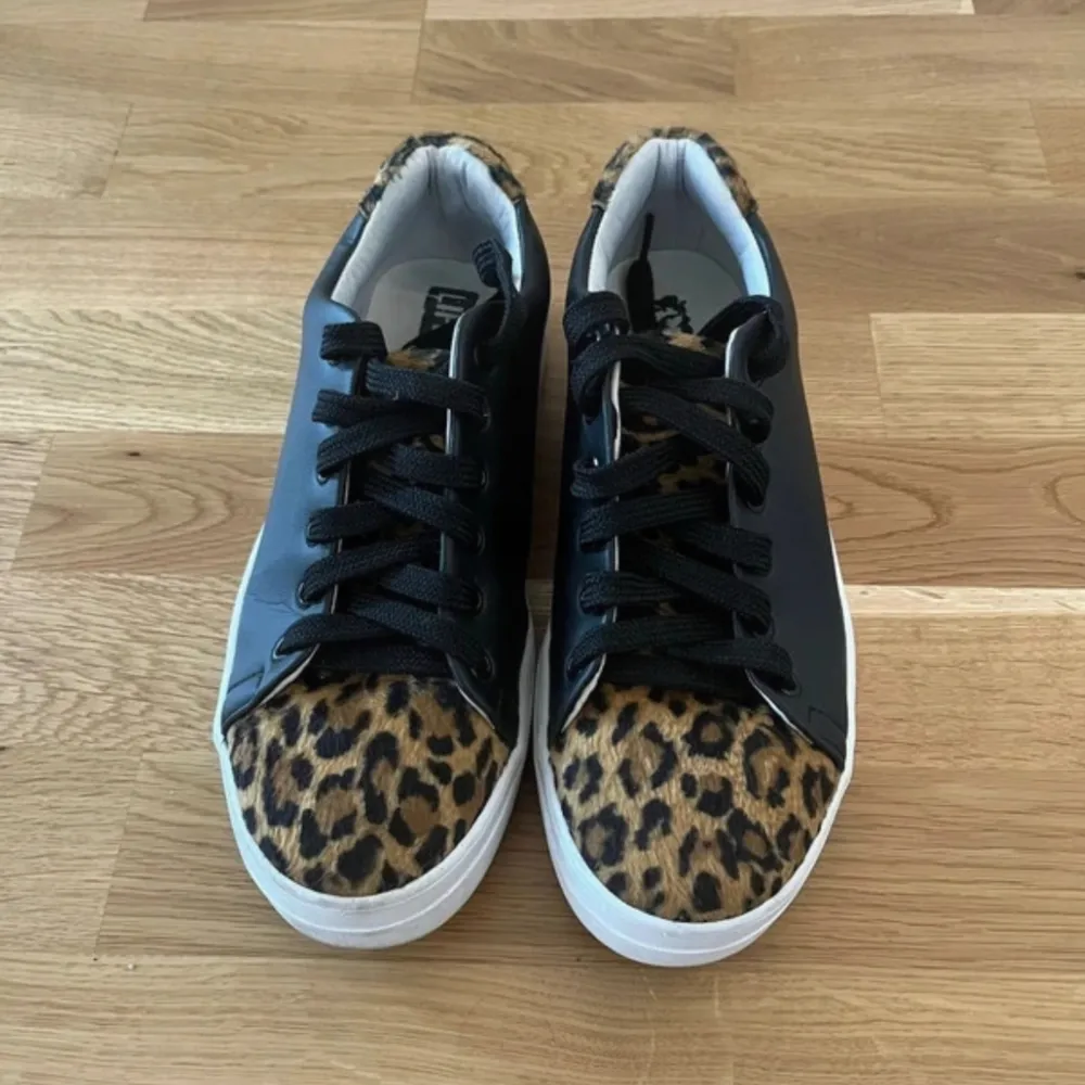 Suuuuper snygga sneakers med leopardmönster!!! De är i storlek 39 och bra skick! Skriv för fler detaljer! . Skor.