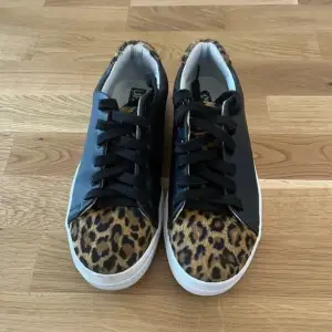 Suuuuper snygga sneakers med leopardmönster!!! De är i storlek 39 och bra skick! Skriv för fler detaljer! 