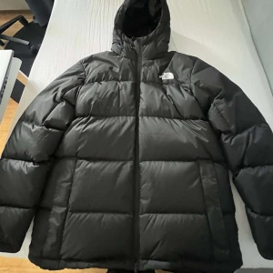 Vinterjacka - Säljer då den inte kommer till användning längre. Änvänd en säsong därför fint skick. Köpt på deras hemsida egna hemsida. 