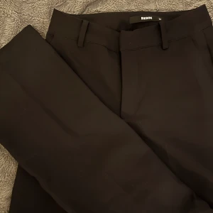 Kostymbyxor  - Super fina bootcut kostymbyxor från bikbok endast testade en gång, inga defekter🤍