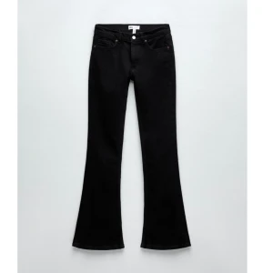 Svarta low waist jeans - Svarta lågmidjade jeans som jag sytt upp så det passar mig på 158 bra! 
