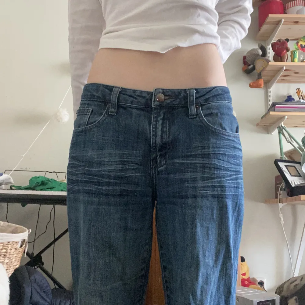 Jätte fina low rise vintage jeans i typ storlek XS-S. Jag är 160-165 men dessa är lite korta på mig skulle jag säga men jag tror det kan vara designen på dem. De är i mycket bra skick! Jag skriver mått i kommentaren! Fråga om andra bilder!! Tack☺️. Jeans & Byxor.