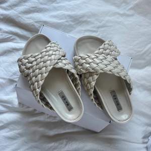 Jättefina beiga sandaler/tofflor som är perfekta nu till sommar och vår😍 dom är i storlek 36 men passar även 37👌🏼 går inte att köpa längre!!! nypris ca 500kr
