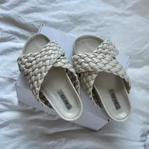 Jättefina beiga sandaler/tofflor som är perfekta nu till sommar och vår😍 dom är i storlek 36 men passar även 37👌🏼 går inte att köpa längre!!! nypris ca 500kr