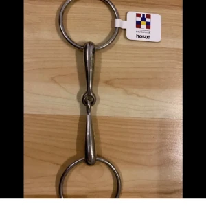 Bett  - Tvådelat bett från horze. Aldrig använt pga fel storlek. Skriv vid frågor!