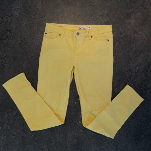 Gula byxor från Cubus storlek 42 - Gula byxor från Cubus storlek 42