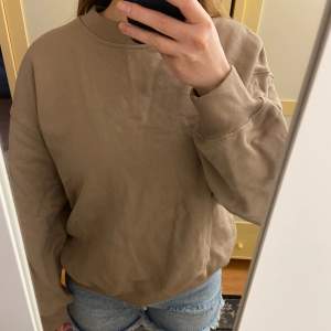 Beige/ljusbrun sweatshirt. Aldrig använd. Köpt på herravdelning, storlek xs. 