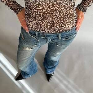 Lågmidjade diesel jeans med hål/revor Innerbenslängd: 83cm Midjemått (sida till sida): 39 cm 