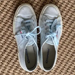 Blåa Superga sneakers i bra skick. En liten fläck men annars mycket rena. Bara använda några gånger. 