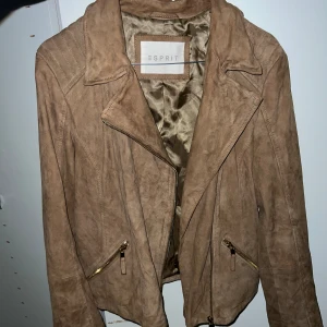 Läderjacka - Läderjacka i ÄKTA läder. Märke: ESPRIT. Storlek: 38