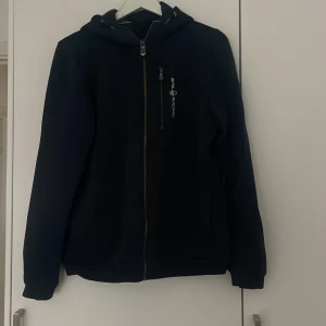 Tröja med dragkedja  - Begagnad men använd fåtal gånger. 