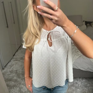 Vit zara blus - Säljer denna vita blus från Zara. Har du någon fråga är det bara att höra av dig🫶🏻