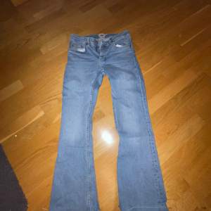 Säljer mina blåa jeans för dem inte kommer till användning, Köpt för typ 300kr på lager157, använt typ 5 gånger så säljer för 110kr!! Opss, har klippt upp byxorna lite också!!