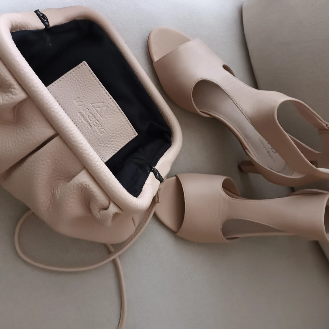 Puderrosa clutch/crossbody och sandaletter i äkta skinn. - 91