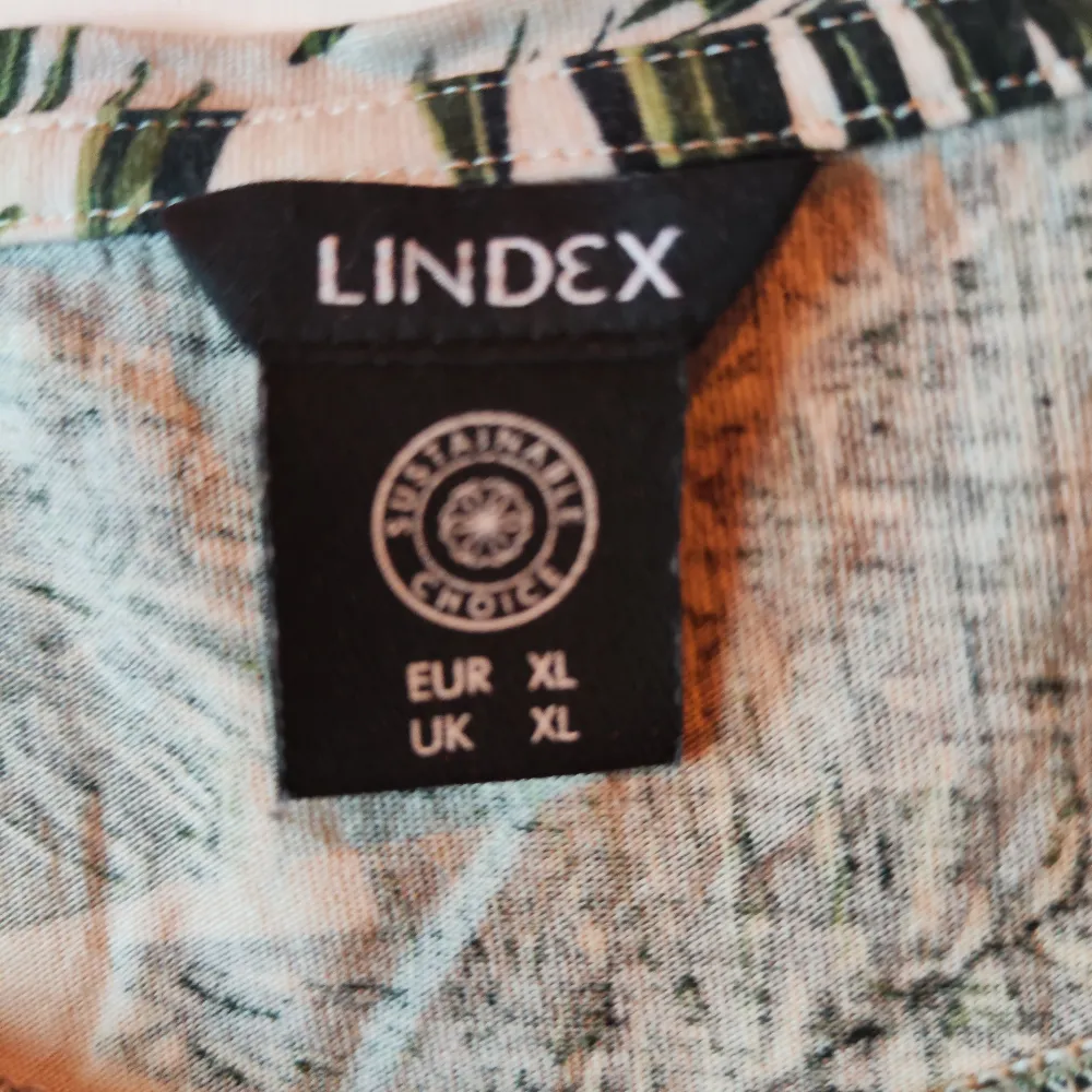 Sparsamt använd tröja från Lindex. Storlek XL. Inga hål eller fläckar. I fint skick. . Toppar.