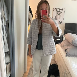 Trekvarts Jacka - Perfekt till hösten och våren! Jätte snygg och i nyskick, inga defekter. Köpte själv här på plick förra hösten, men säljer då den inte kommer till användning! Säljer för 300 kr. Skulle säga att storleken är M/L
