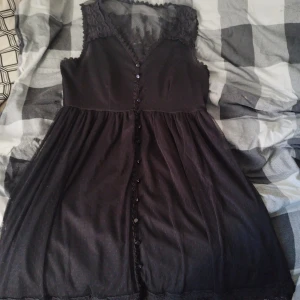 Klänning  - Första bilden är framifrån andra är bakifrån 