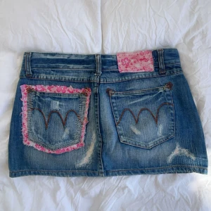 Jeanskjol - SJUKT SNYGG mini jeanskjol med sååå fina rosa detaljer på🎀 midjemått 39cm❤️