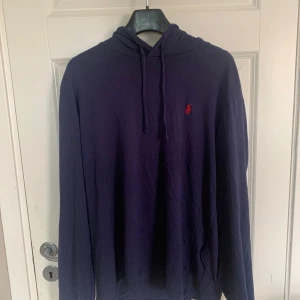 Ralph lauren hoodie  - Ralph lauren hoddie i toppskick! ENDAST 699 kr! Storlek M! färg marinblå!