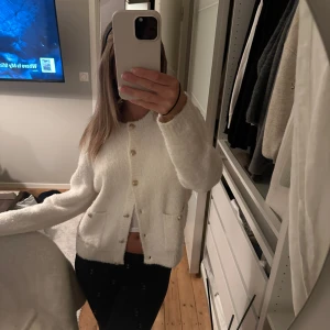 Stickad kofta  - Super söt stickad kofta mdd guldknappar