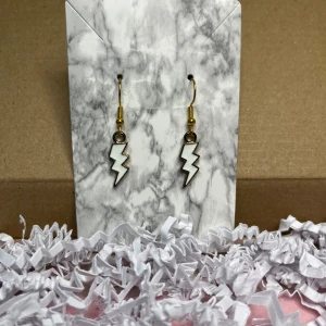 Vita blixtar  - Örhängen med vita blixtar, nickelfria.