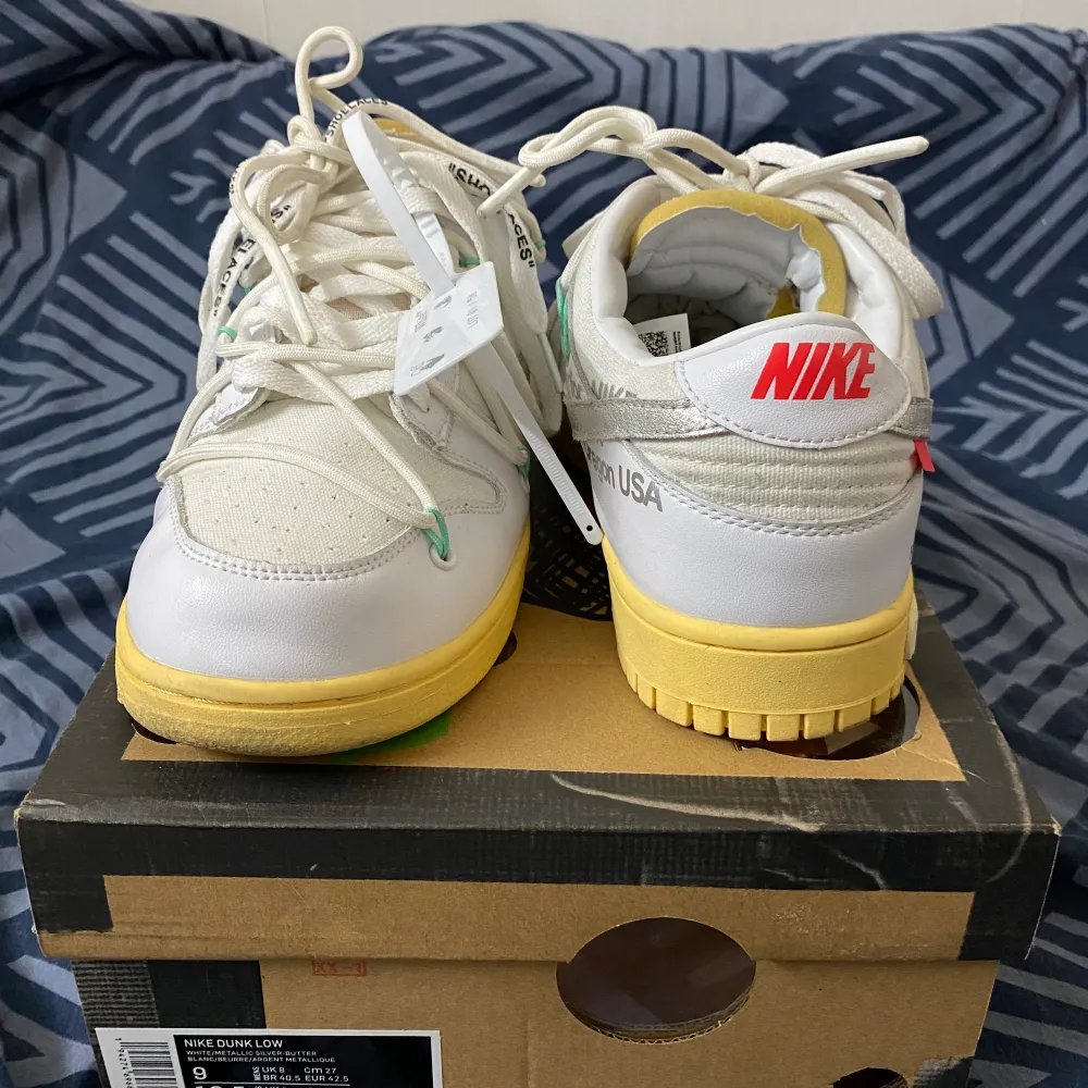 Helt nya off white dunks. Inga repor/skador. En liten osynlig skada finns. Helt oanvända. Storlek 42.5. Jätte svåra att få tag på. Kan få ner i pris vid snabb affär.. Skor.