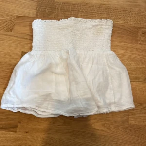 Sommar topp - Vit fin topp i storlek 146/152. Bra skick. Längd: 30cm. 